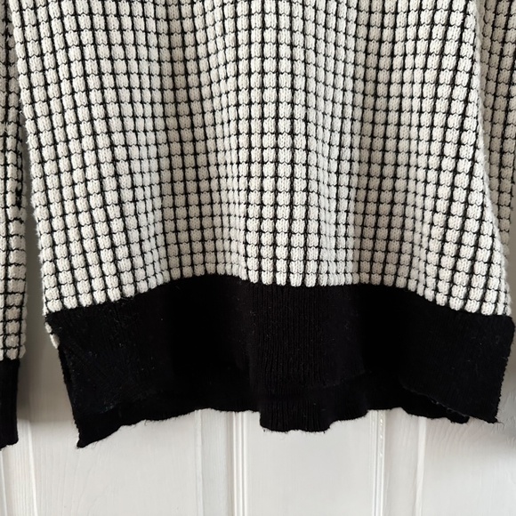 a.n.a. Black and White Hi-Lo Checkered Long Sleeve Women's Top Size M EUC - Picture 8 of 10